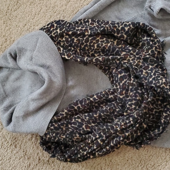 Ellen Tracy Grey Sweater✨️ - Picture 4 of 6